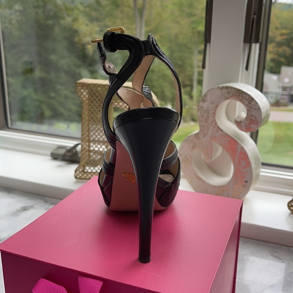 Beautiful pair of Prada high heels - Picture 3 of 4